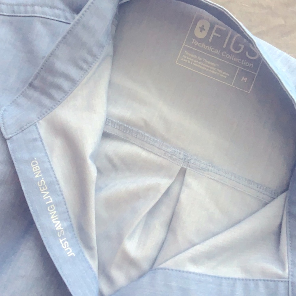 Set of medium FIG scrubs